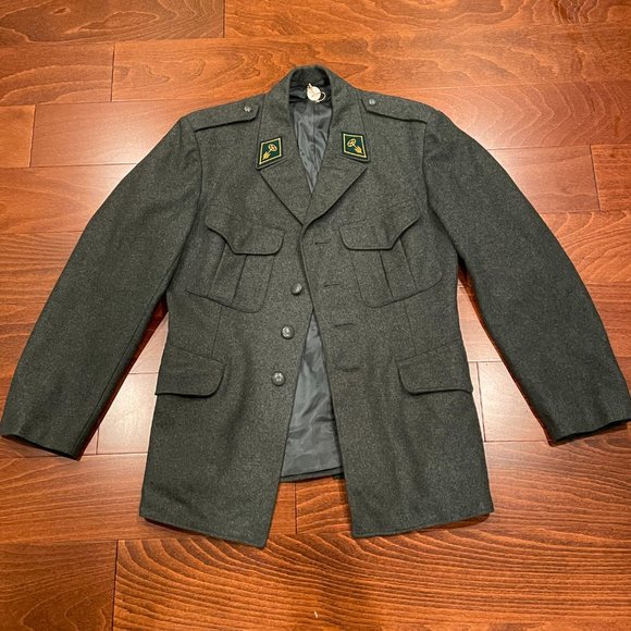 Vintage Gray Blazer with Green Accents - Picture 2 of 10
